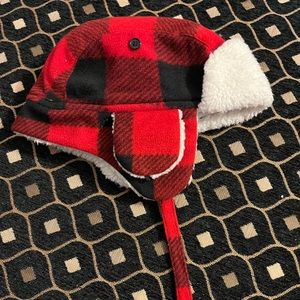 Adorable winter hat. Wore a hand full of times before growth spurt.